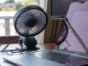 夏のノートPCを圧倒的に冷やす方法。実は「卓上扇風機」をオススメしたい