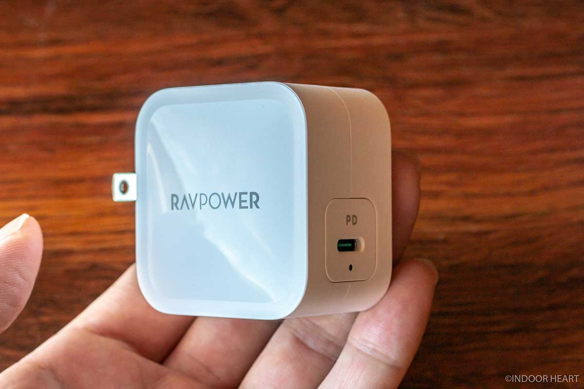 RAVPower 61W USB-C 急速充電器のサイズ感