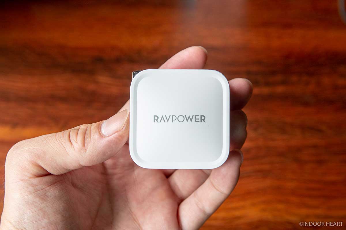 RAVPower 61W USB-C 急速充電器のサイズ感