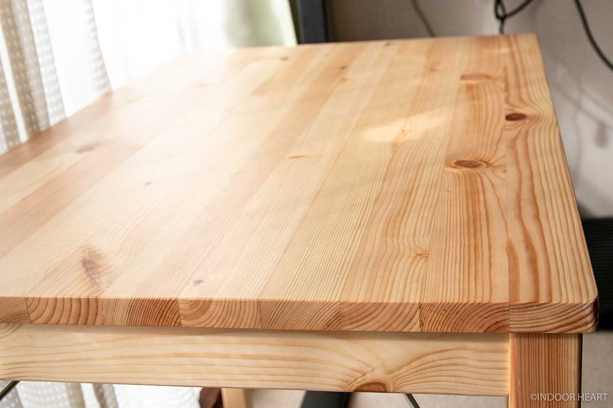 無印良品の折り畳める「パイン材テーブル」がいい感じ。木材の美しさ、ミニマルなサイズ感で使いやすい | INDOOR HEART