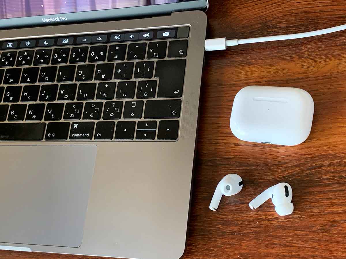 MacBook ProとAirPods Pro