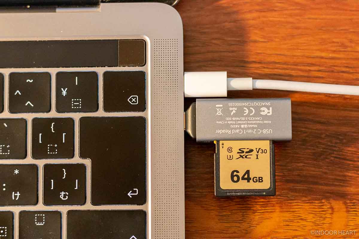 SDカードリーダーとMacBook充電ケーブル