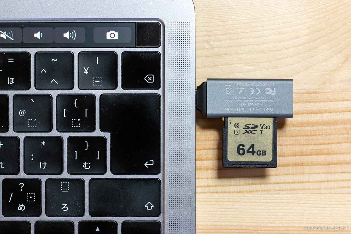 Anker USB-C 2-in-1 Card ReaderをMacBookの右側に接続