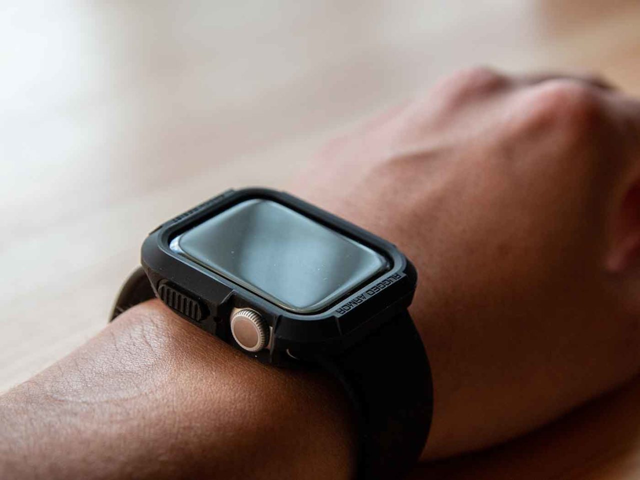 Apple Watch用ケース、Spigen「ラギットアーマー」。包んで守るタフなアウトドア風デザイン INDOOR HEART