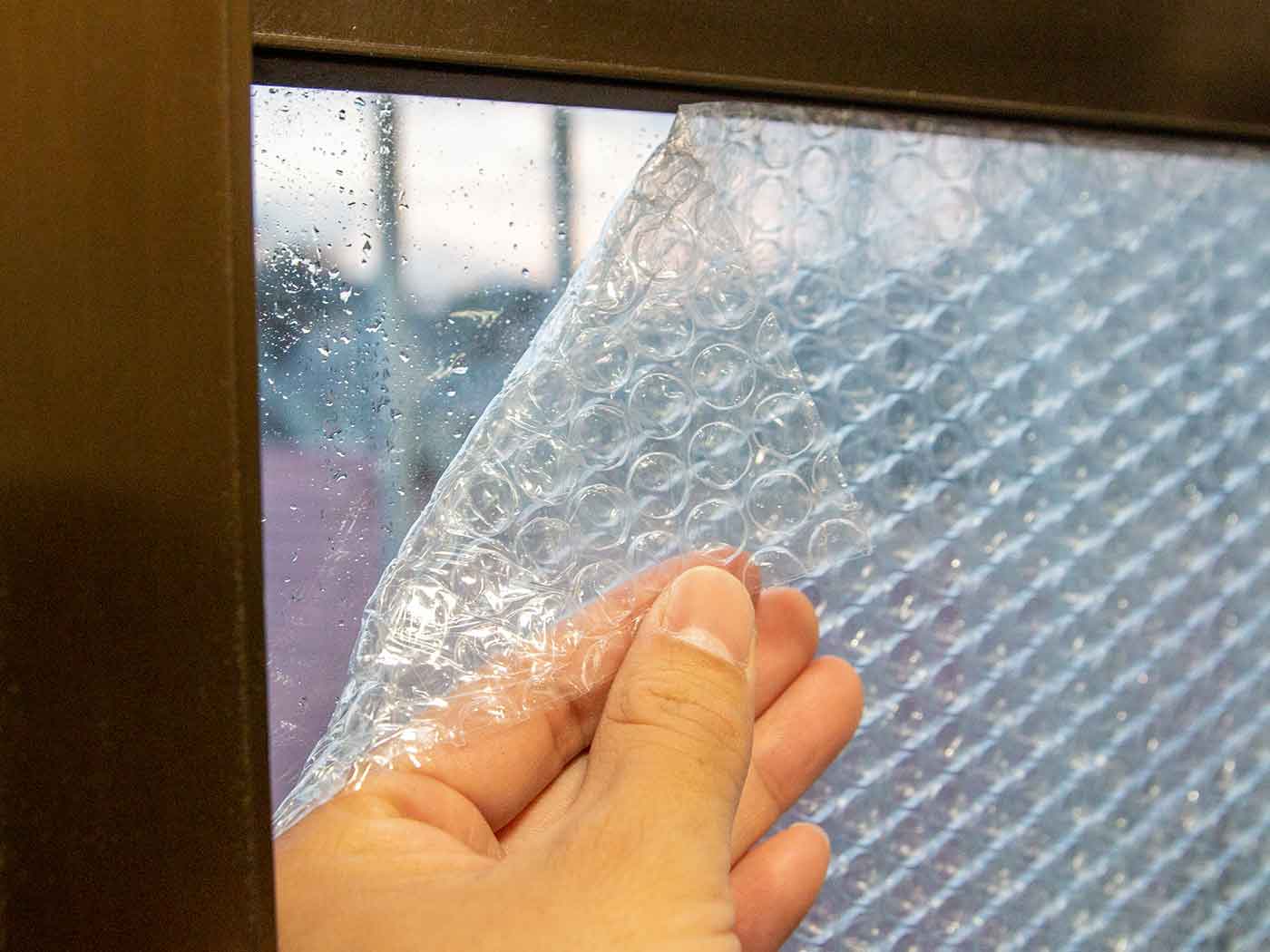 水で貼り付ける「窓の断熱材」がいいかも。100均で見つけました INDOOR HEART