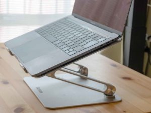 ノートPCスタンド「BoYata」レビュー。MacBookに合うアルミスタンドで姿勢良く仕事する