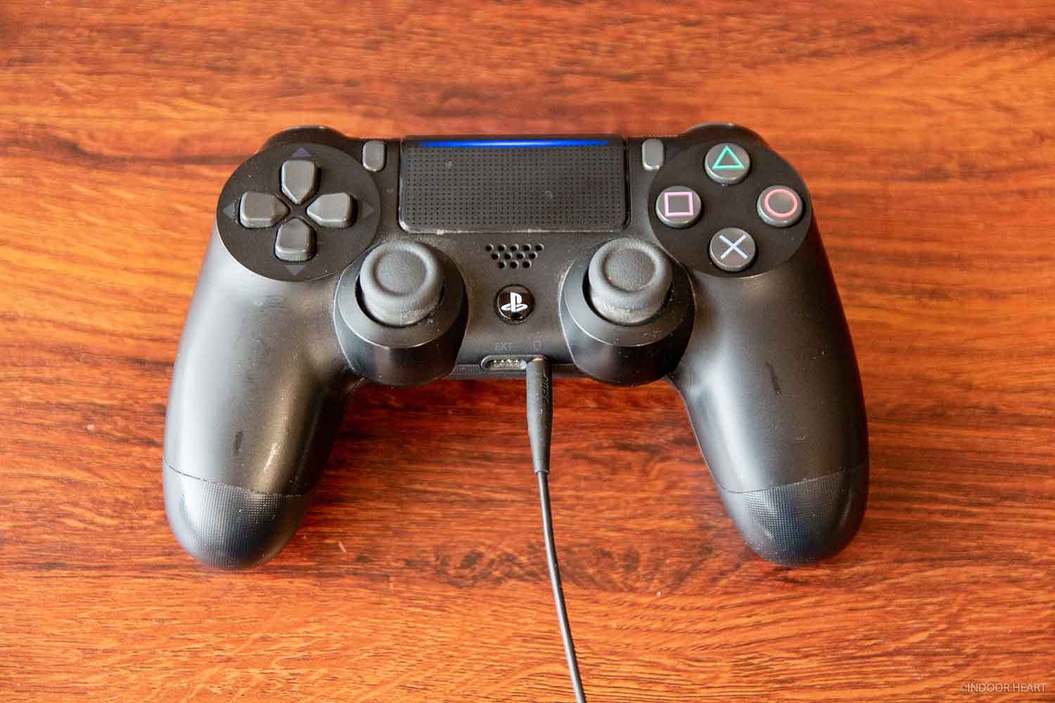 PS4のコントローラーにヘッドホンを接続