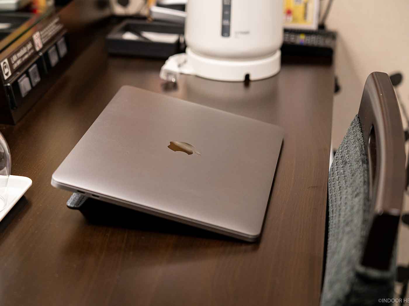 ホテルの机とMacBook