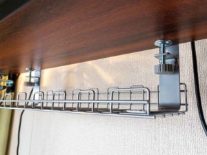 混沌としたデスク下の配線を整える「ケーブルトレー」レビュー
