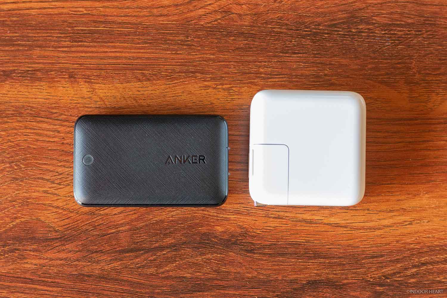 「Anker PowerPort Atom III Slim」とMacBook Airの純正充電器