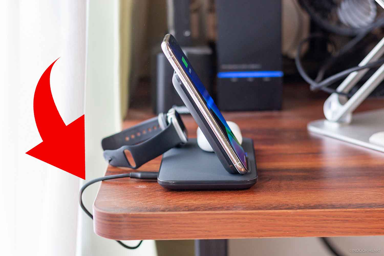 「Anker PowerWave+ 3 in 1 stand with Watch Holder」の背面の充電ケーブル