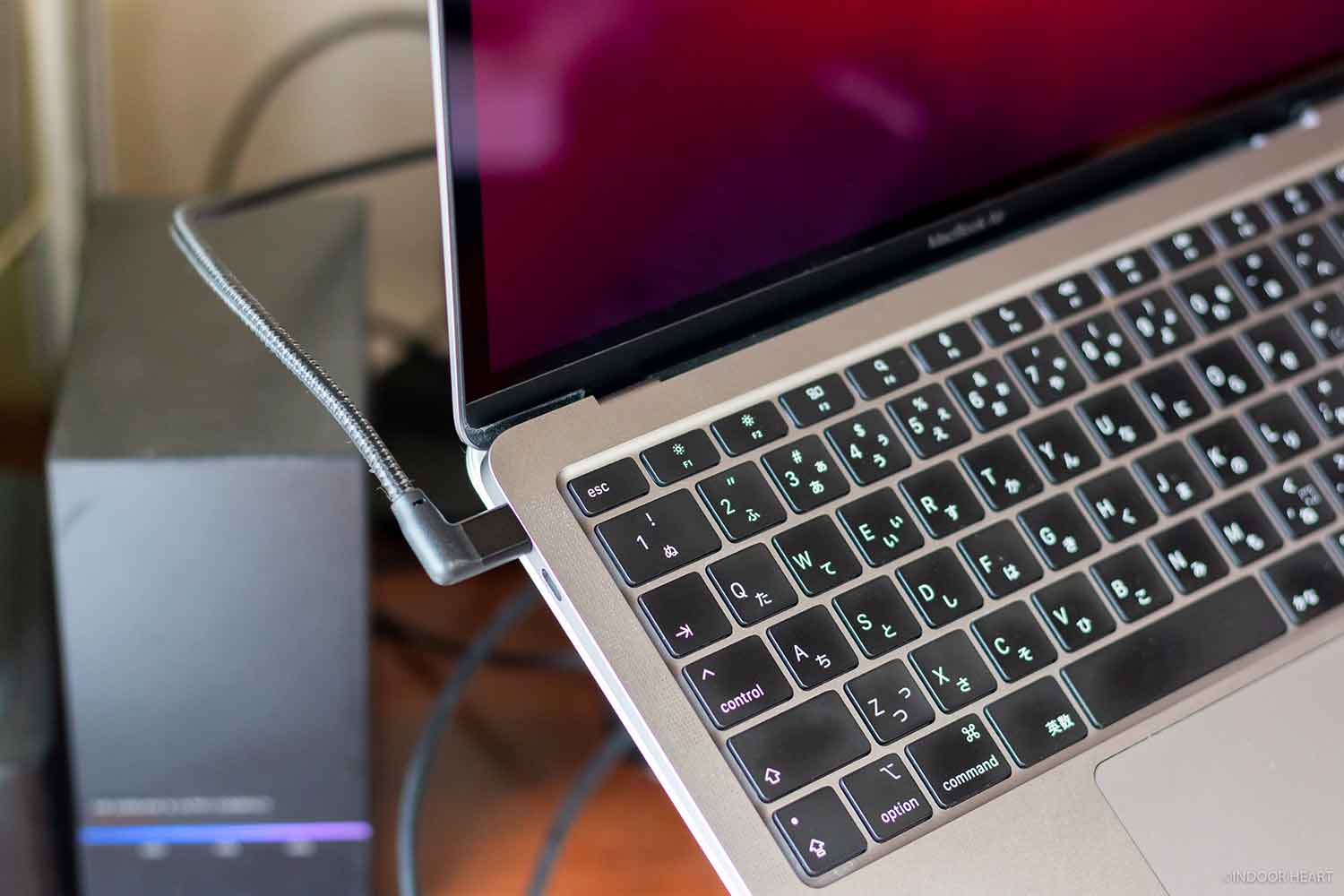 MacBook AirとL字USB-Cケーブル