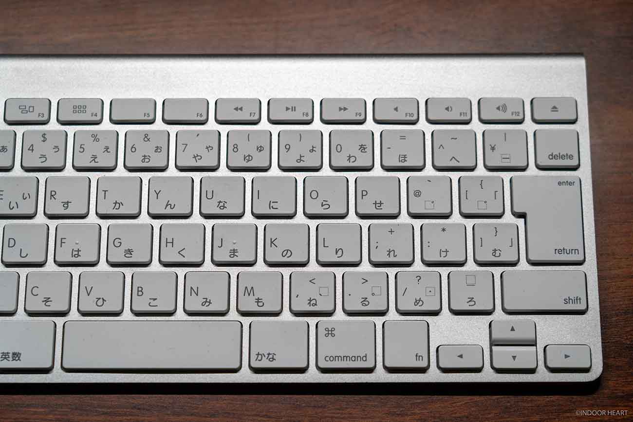 光の反射と白いキーボード