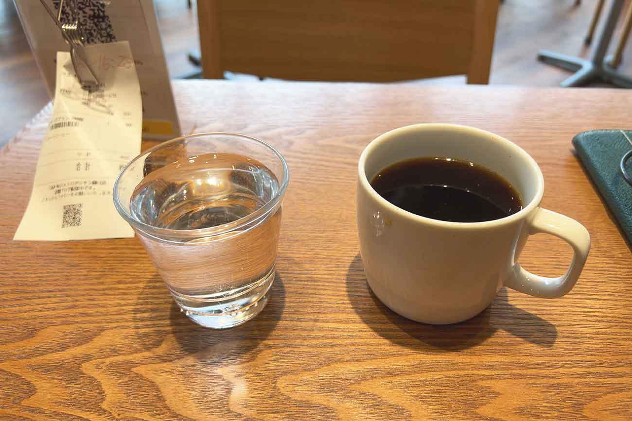 コワーキングスペースの水とコーヒー