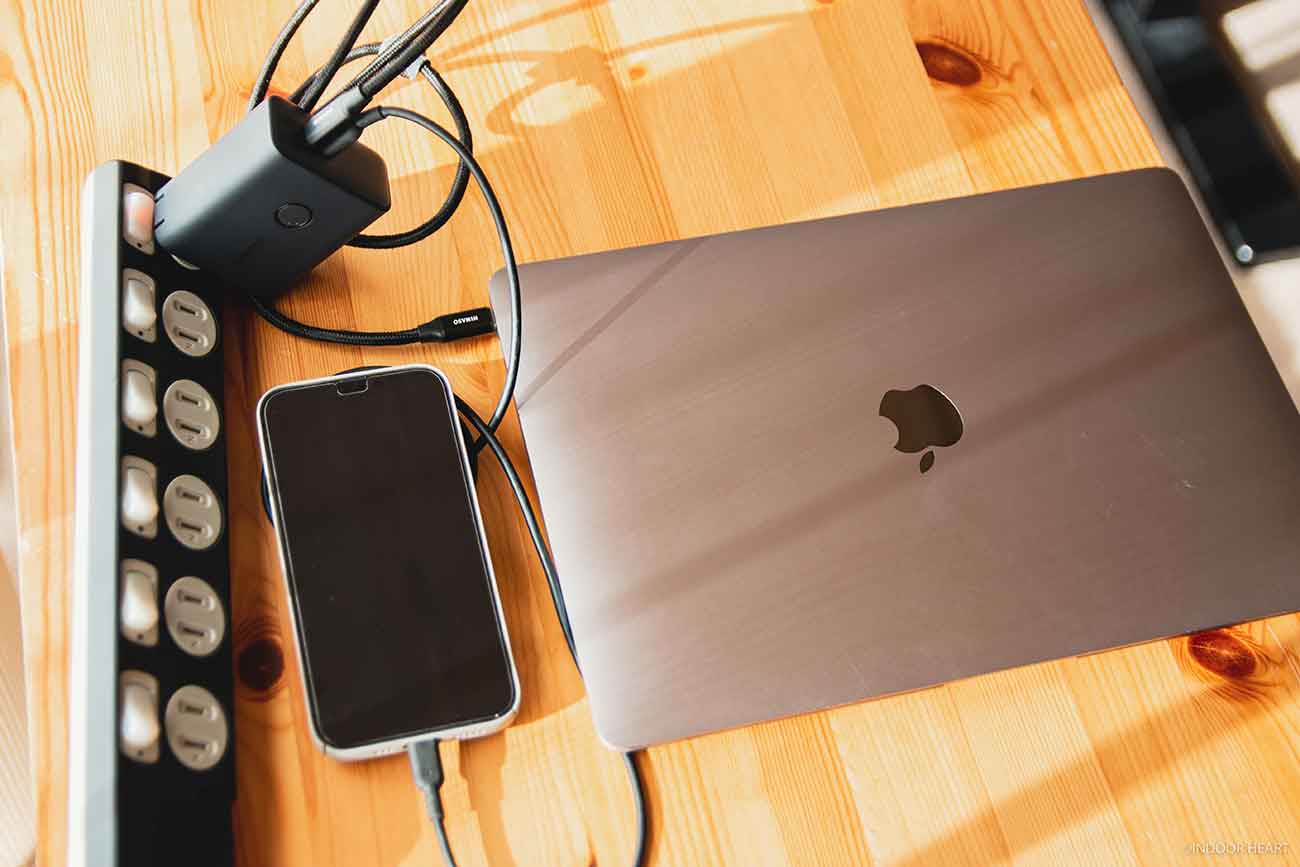 MacBook AirとiPhoneを同時に充電可能