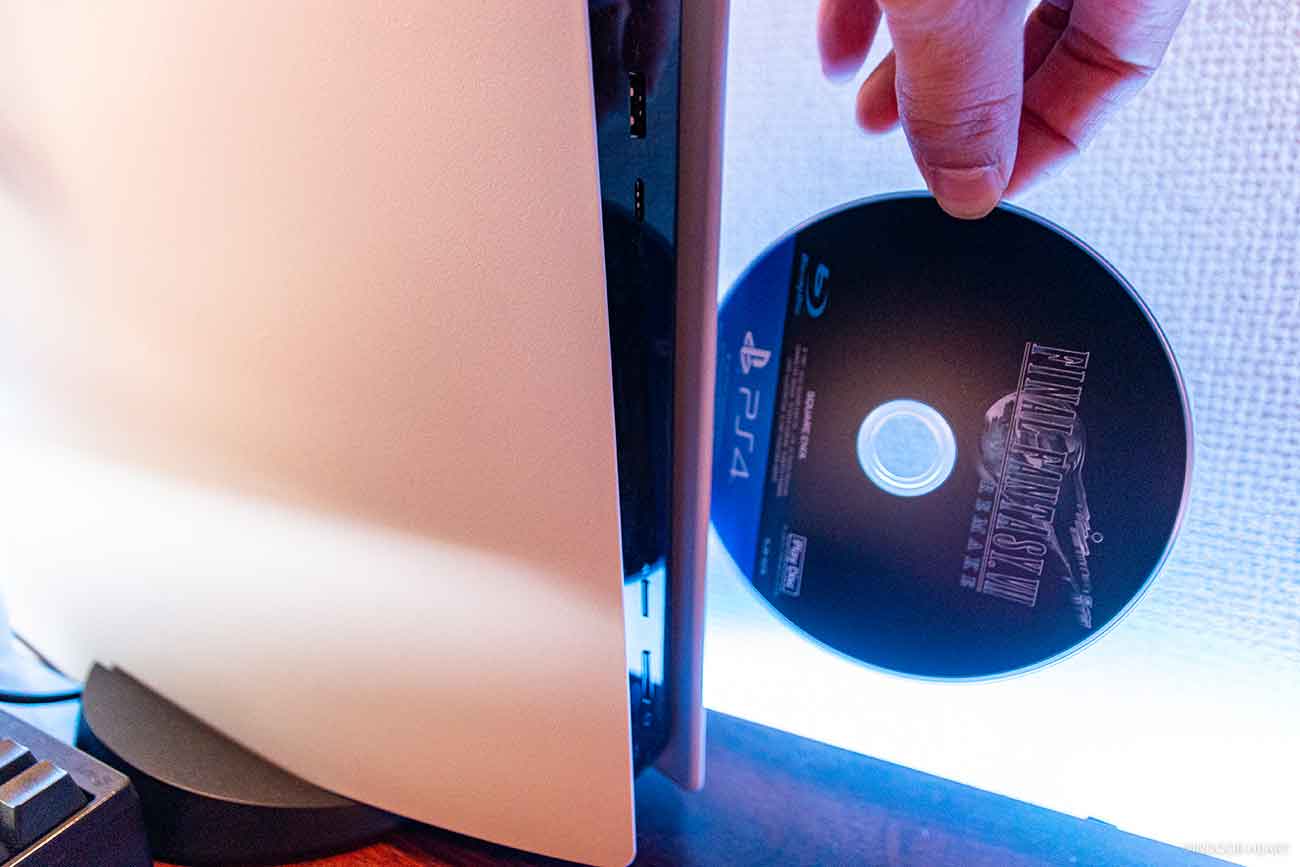 PS5を縦置きしたときのディスクを入れる向き