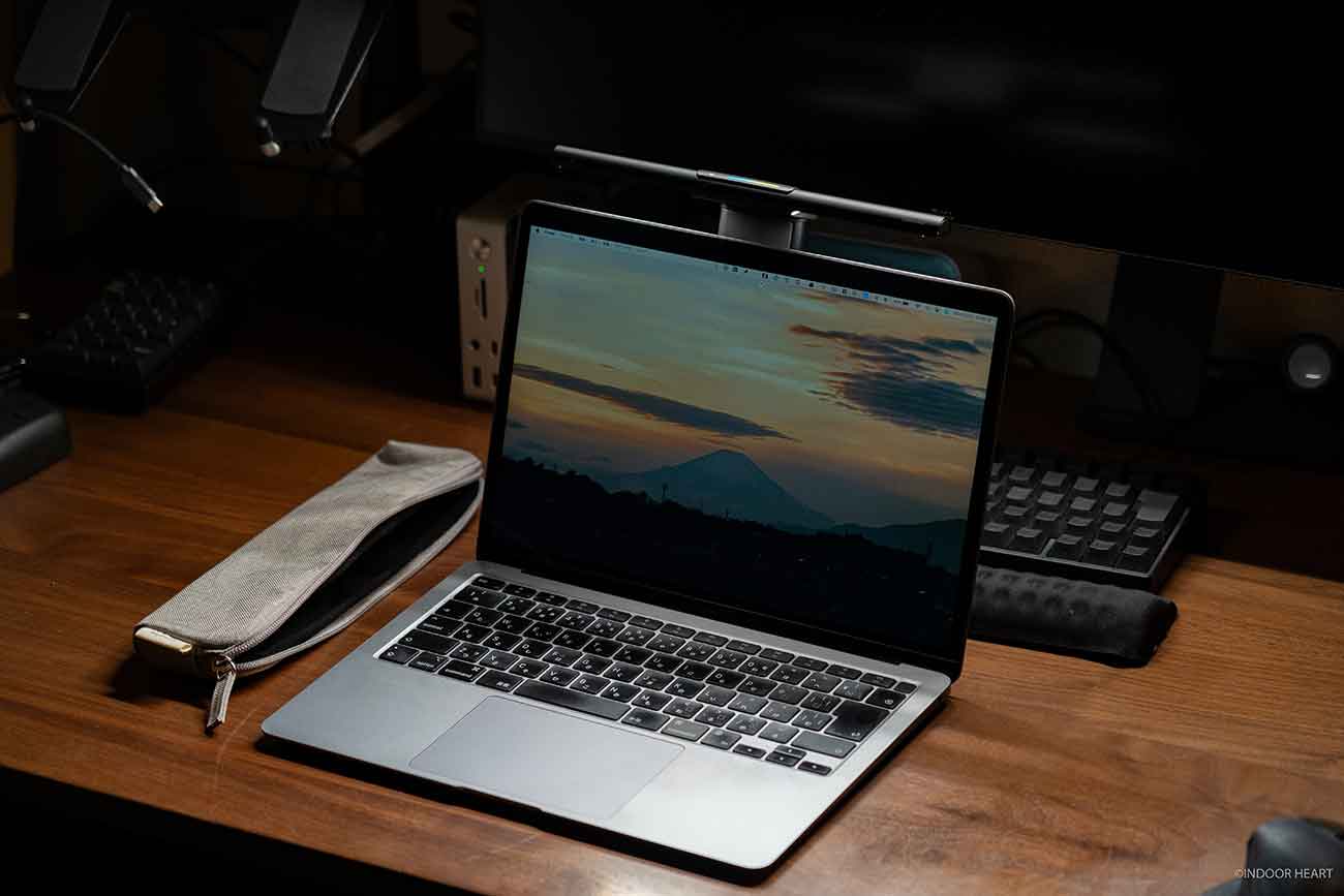 BenQ「LaptopBar」を取り付けたMacBook Air