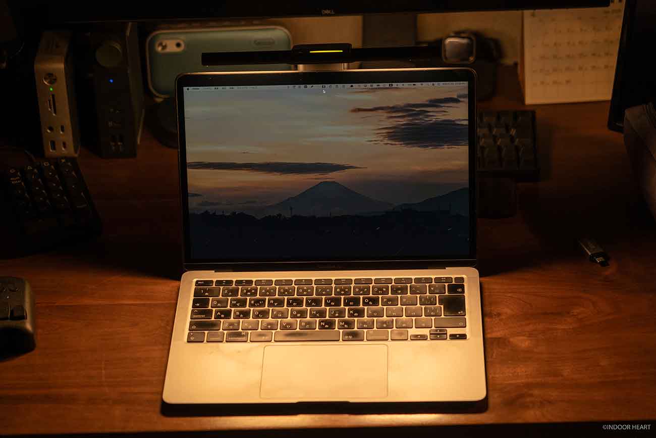 暖色に設定したBenQ「LaptopBar」