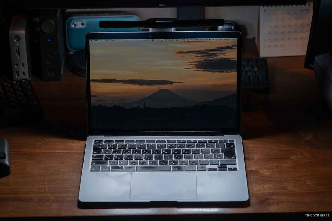 寒色に設定したBenQ「LaptopBar」