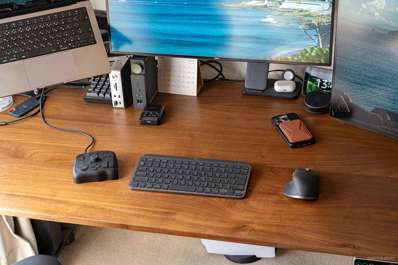 MX KEYS miniとMacのデスク