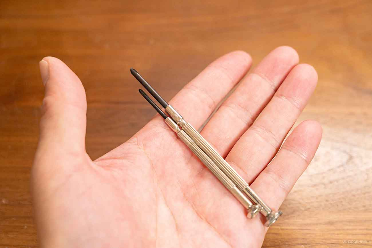 プラスドライバーを用意する