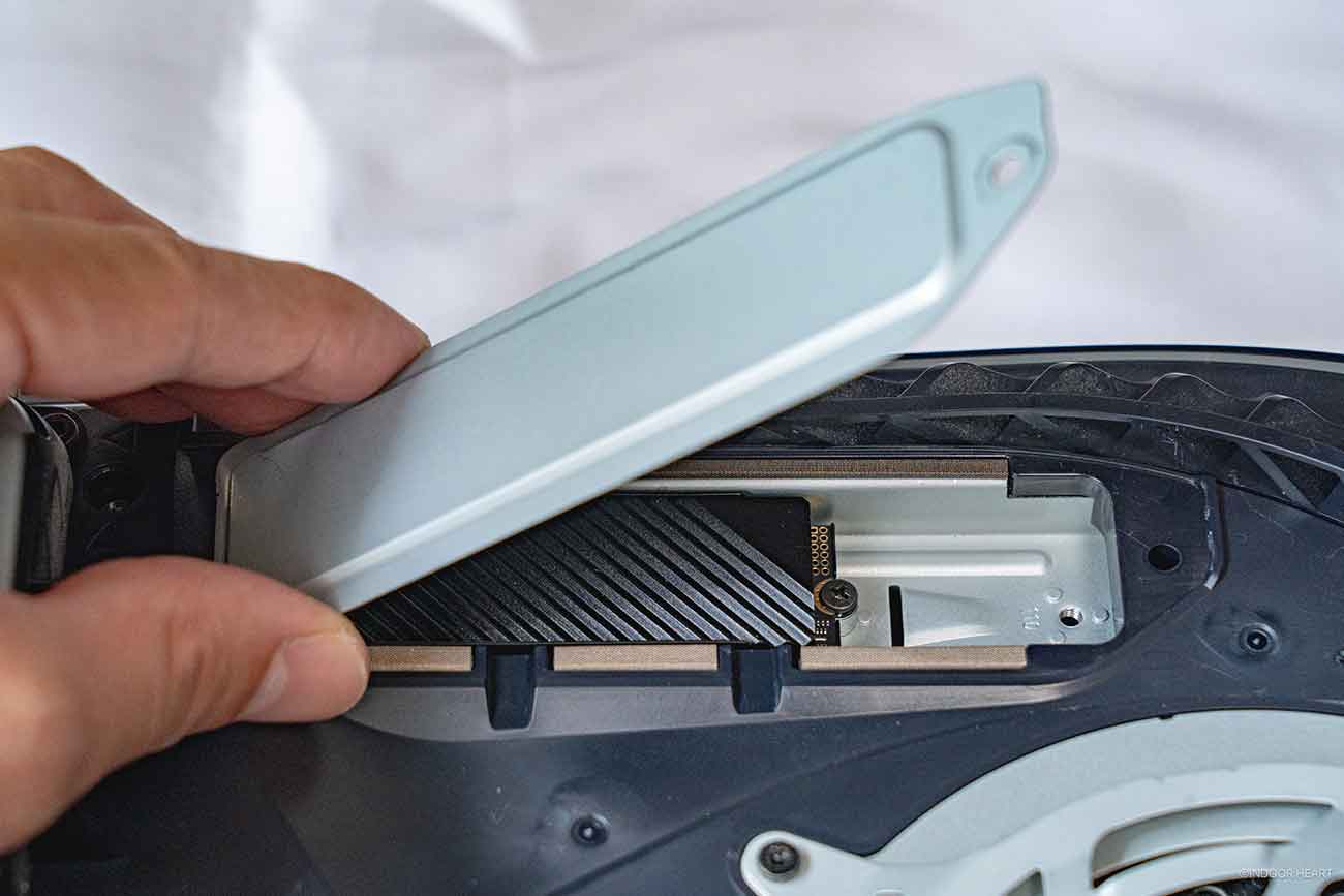 PS5の内蔵SSDのフタを閉める