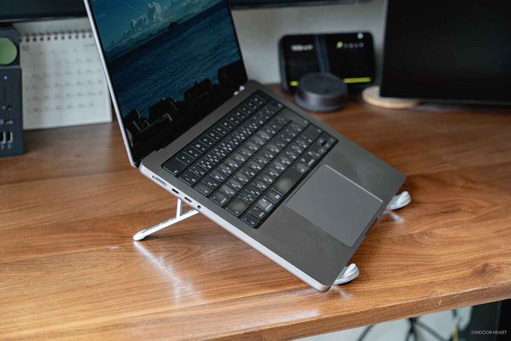 軽くてコンパクトに持ち運べるUGREENのノートPCスタンド