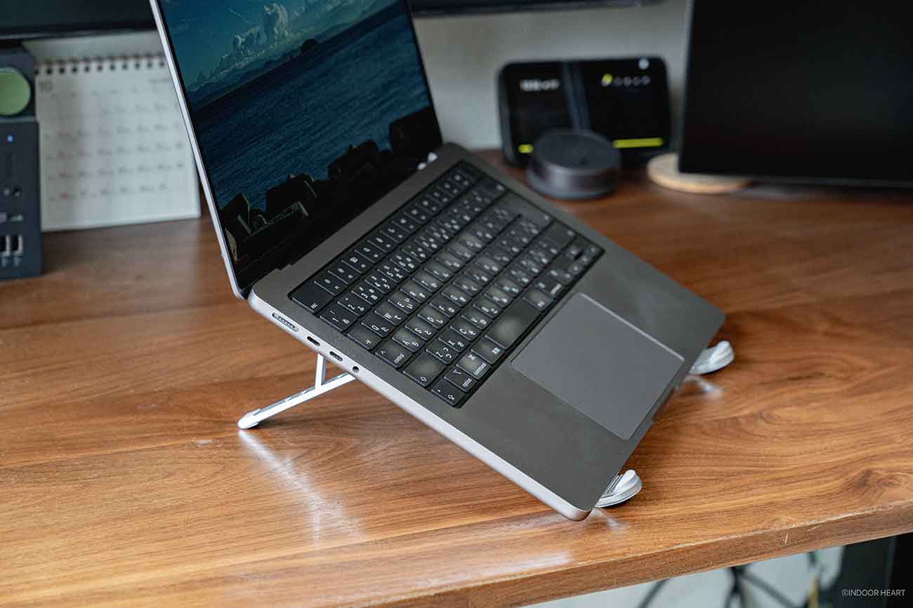 軽くてコンパクトに持ち運べるUGREENのノートPCスタンド