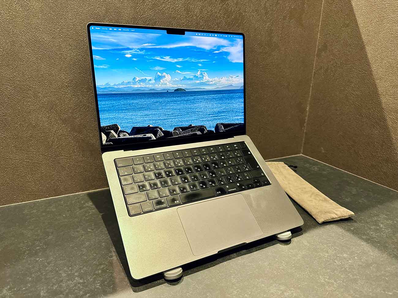 UGREENノートPCスタンドをコワーキングで使う