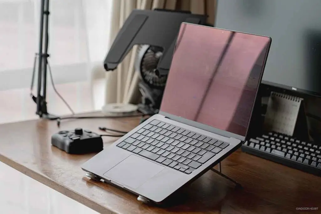 軽くてコンパクトに持ち運べるUGREENのノートPCスタンド