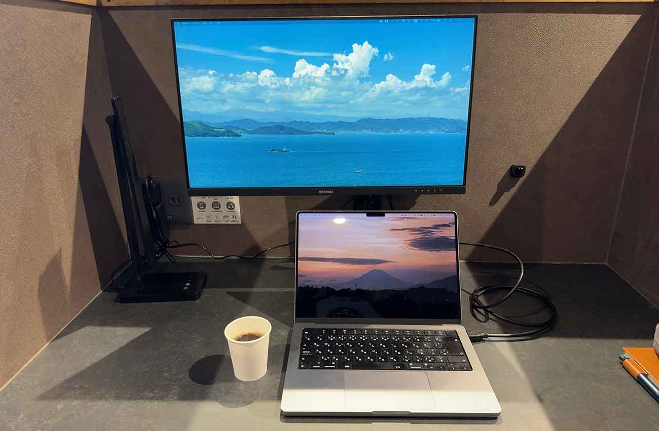 コワーキングスペースのモニターつきの座席