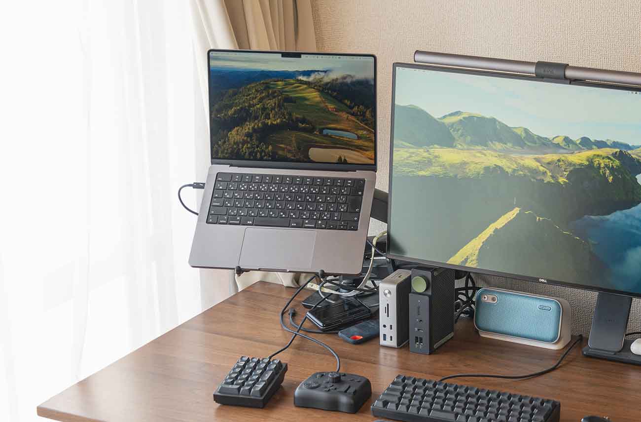 ノートPCを浮かせるマウントトレー