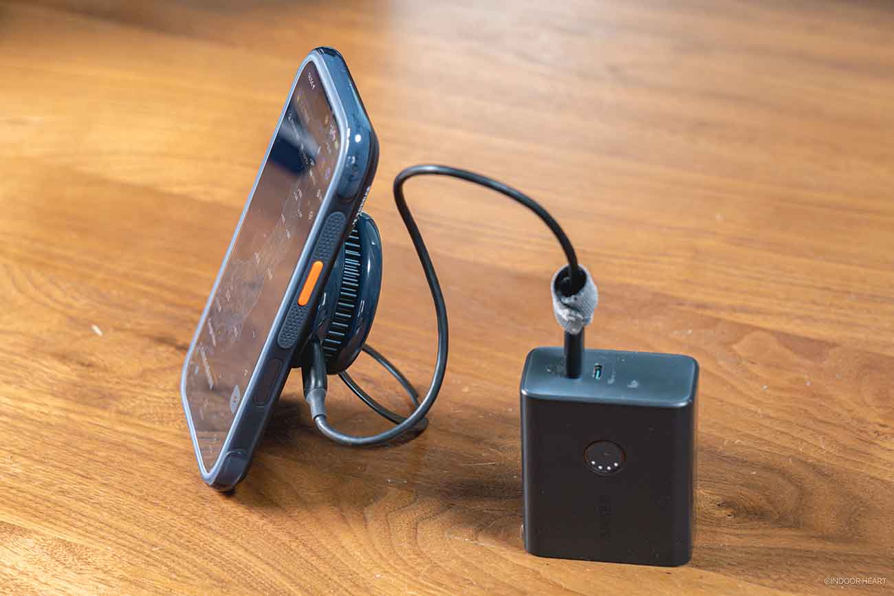 TORRAS「Ostand PolarCircle」とモバイルバッテリーの組み合わせ