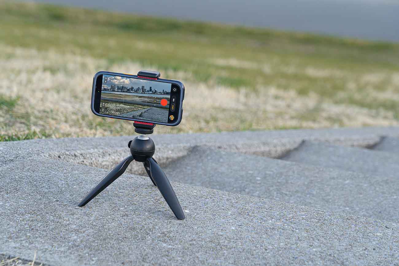 スマホをミニ三脚に装着
