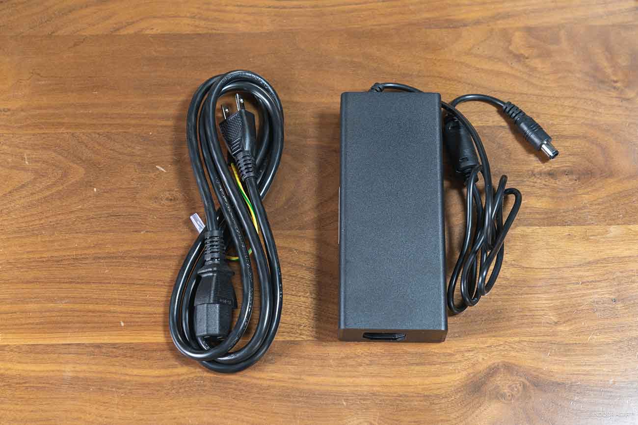 KTCの27インチ5Kモニター「H27P3」の電源アダプタ