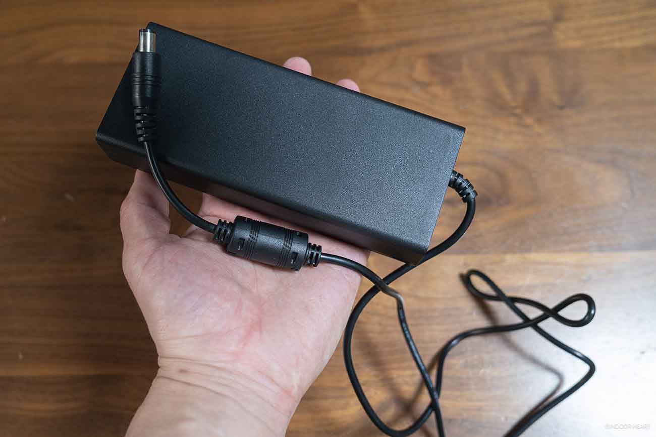 KTCの27インチ5Kモニター「H27P3」の電源アダプタ