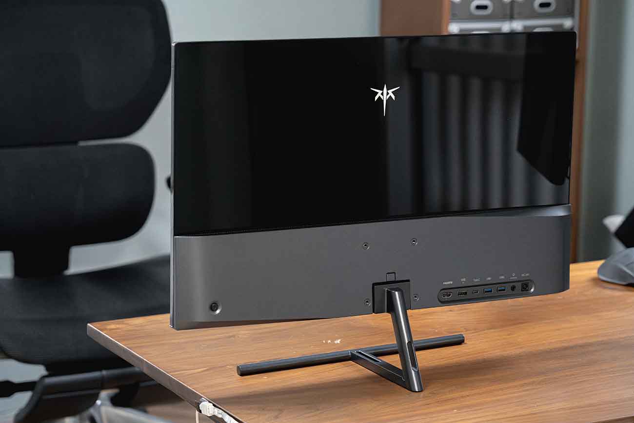 KTCの27インチ5Kモニター「H27P3」の後ろデザイン