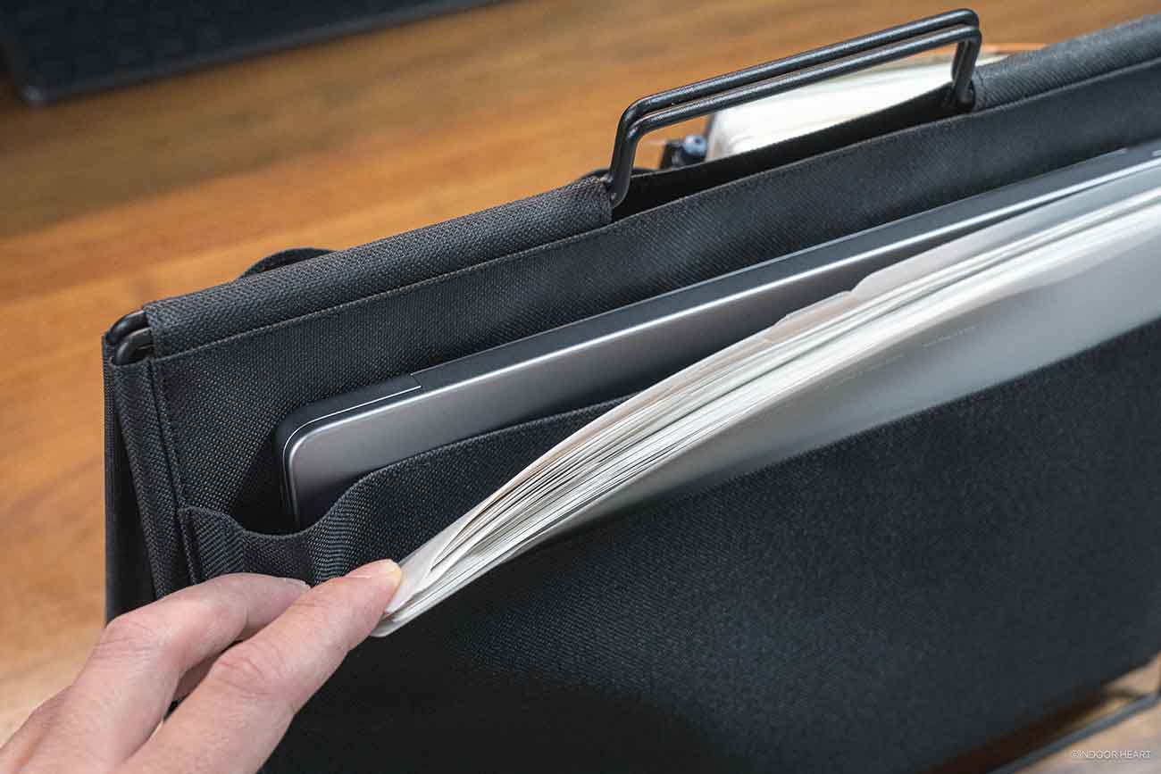 キングジム「ツールスタンド デスク」のウラ面ポケット使用例