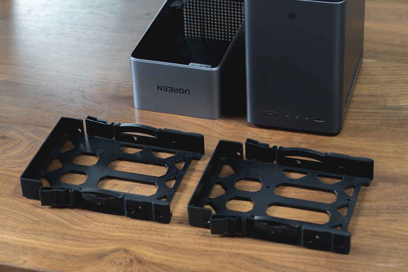 UGREEN NASync DH2300のHDDトレイ