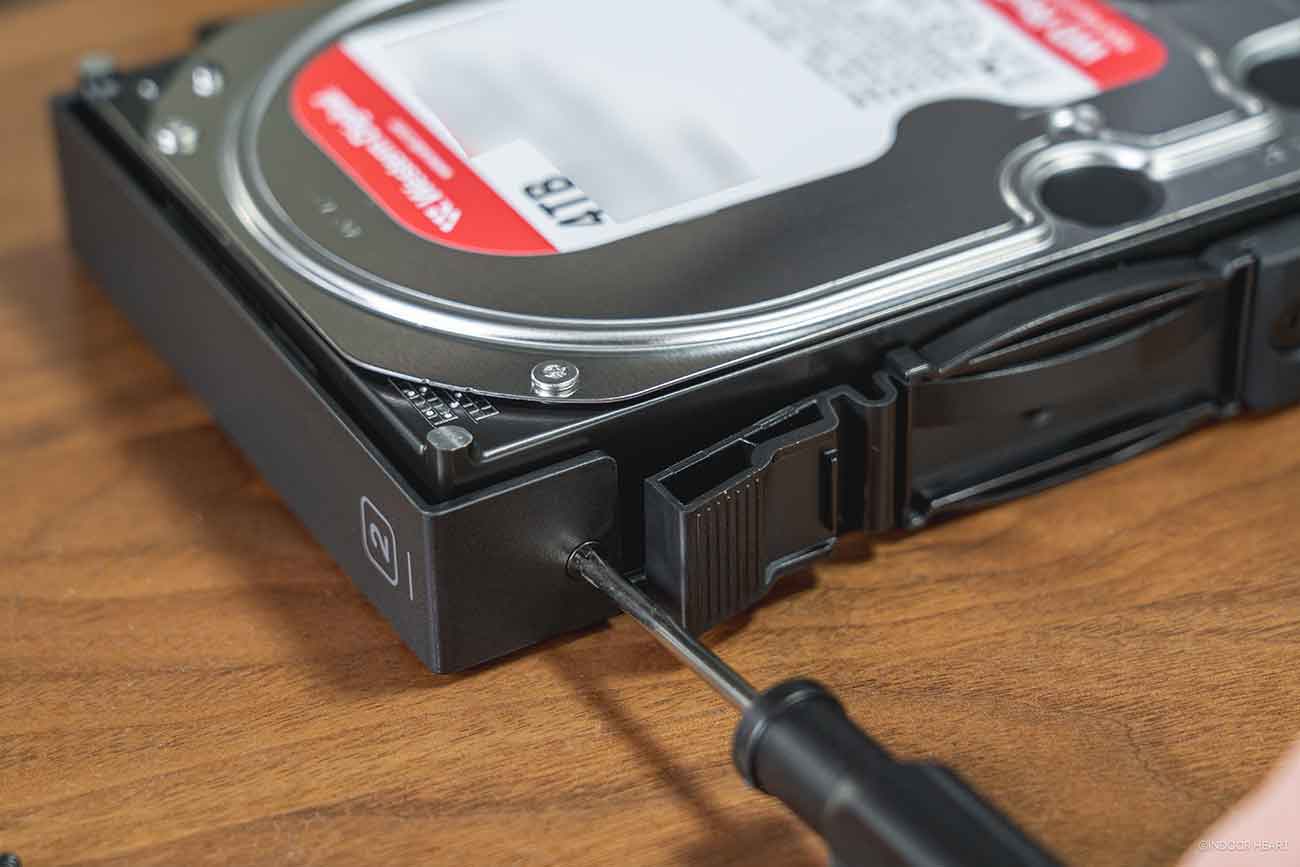 NASのHDDトレイにHDDをネジ止め