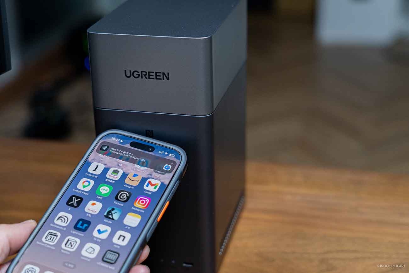 UGREEN NASync DH2300にスマホをかざす