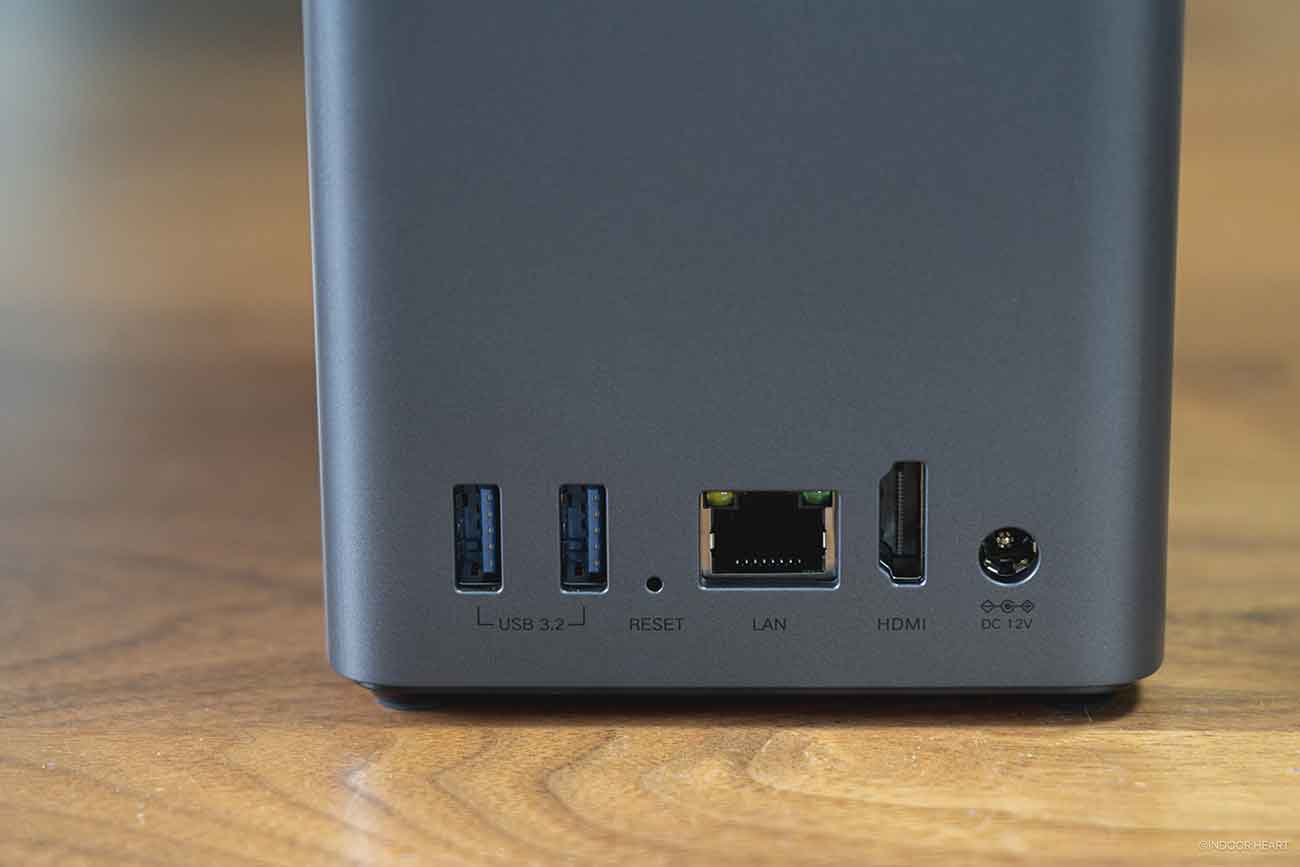 UGREEN NASync DH2300の背面ポート