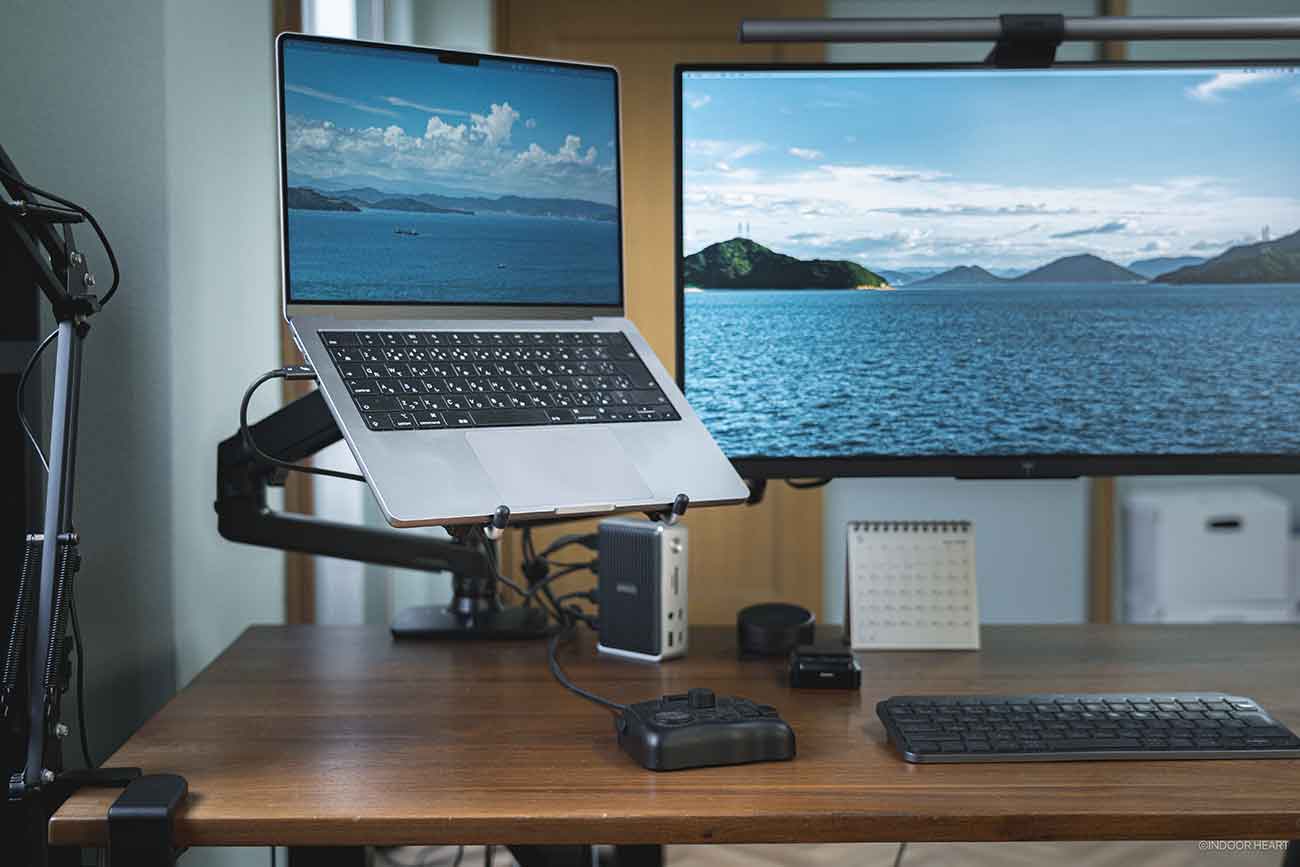 ノートPCマウントトレー：Amazonベーシック