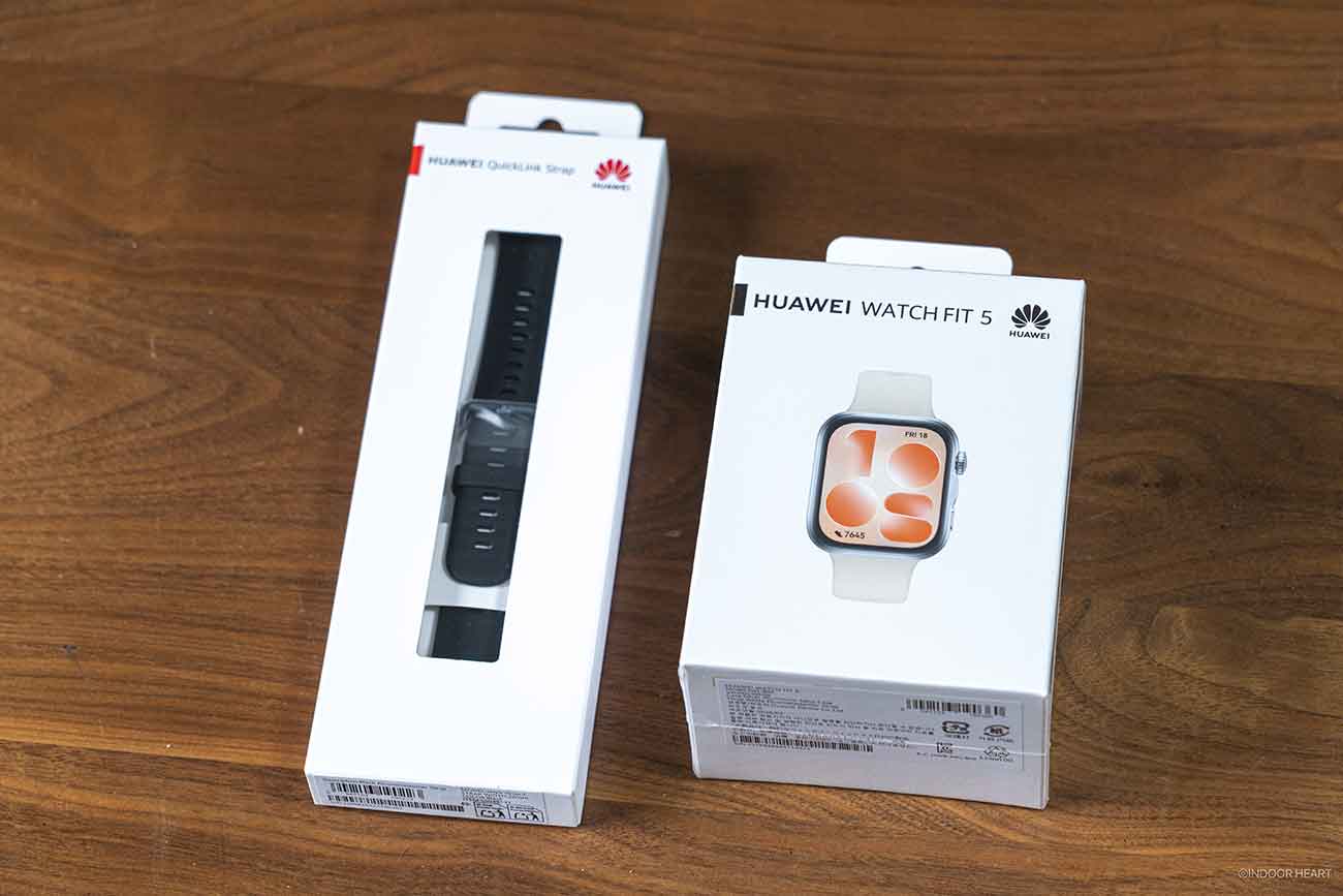 HUAWEI WATCH FIT 5の外箱と追加特典の黒バンド