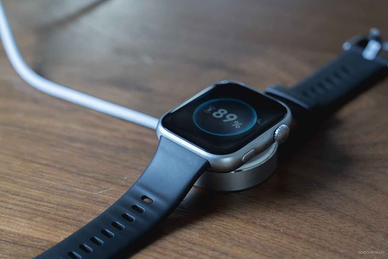 HUAWEI WATCH FIT 5を充電中