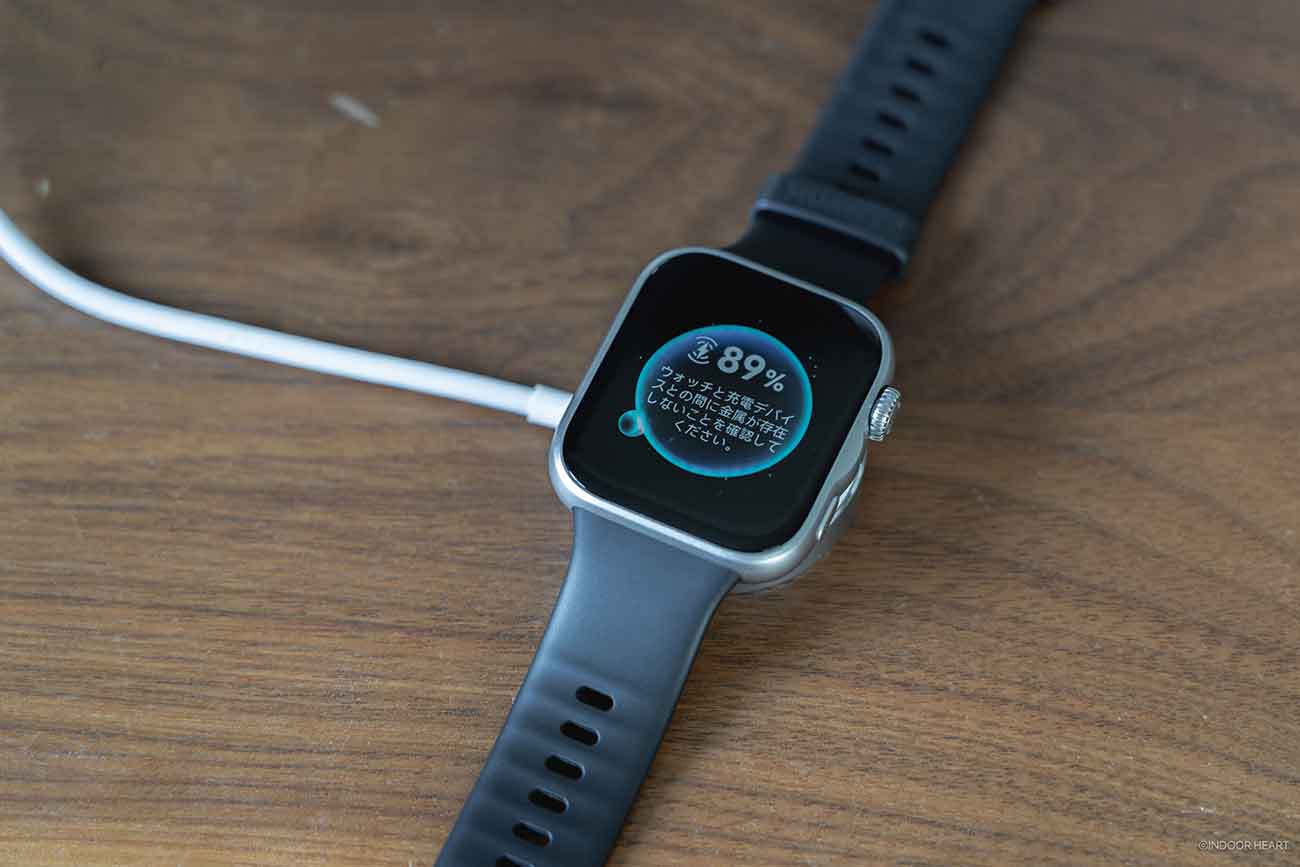 HUAWEI WATCH FIT 5を充電中